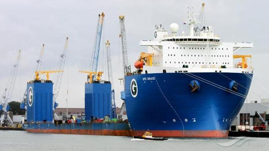 El puerto de Avilés recibe el buque más grande de su historia para llevar a EE UU piezas eólicas