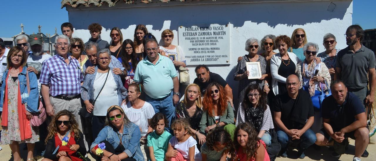 Familiares de los dos represaliados, junto a la placa instalada en el cementerio de Castrogonzalo. | E. P.