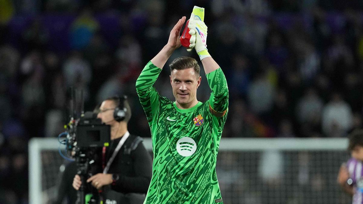 Ter Stegen se despide de los aficionados del Barça en el Nuevo Zorrilla tras el partido contra el Valladolid.