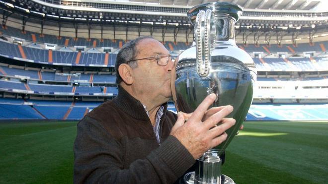 Paco Gento besando una de las 6 copas de Europa que consiguió con el Real Madrid