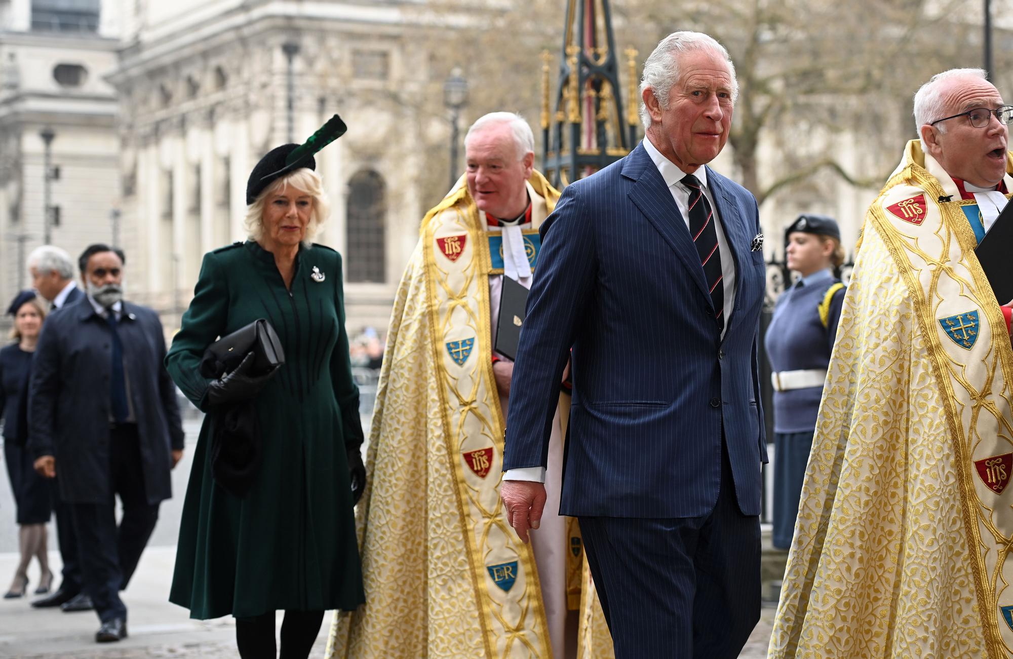 Isabel II reaparece en la misa en honor al Duque de Edimburgo