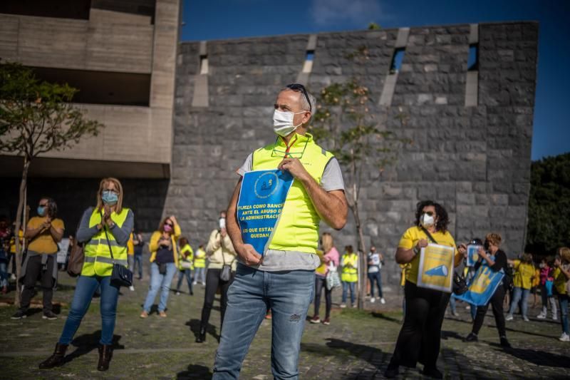 Manifestación por la paralización de la Oferta Pública de Empleo en Canarias