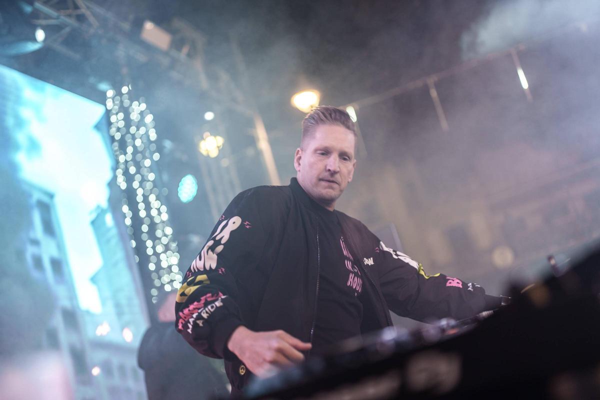 Miles de personas llenaron la plaza de España.