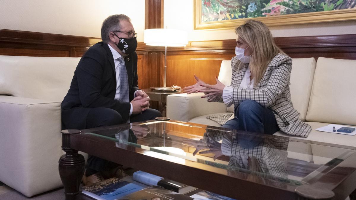 El presidente de la Diputación, José Martí, y la diputada y presidenta provincial del PP, Marta Barrachina, este jueves.