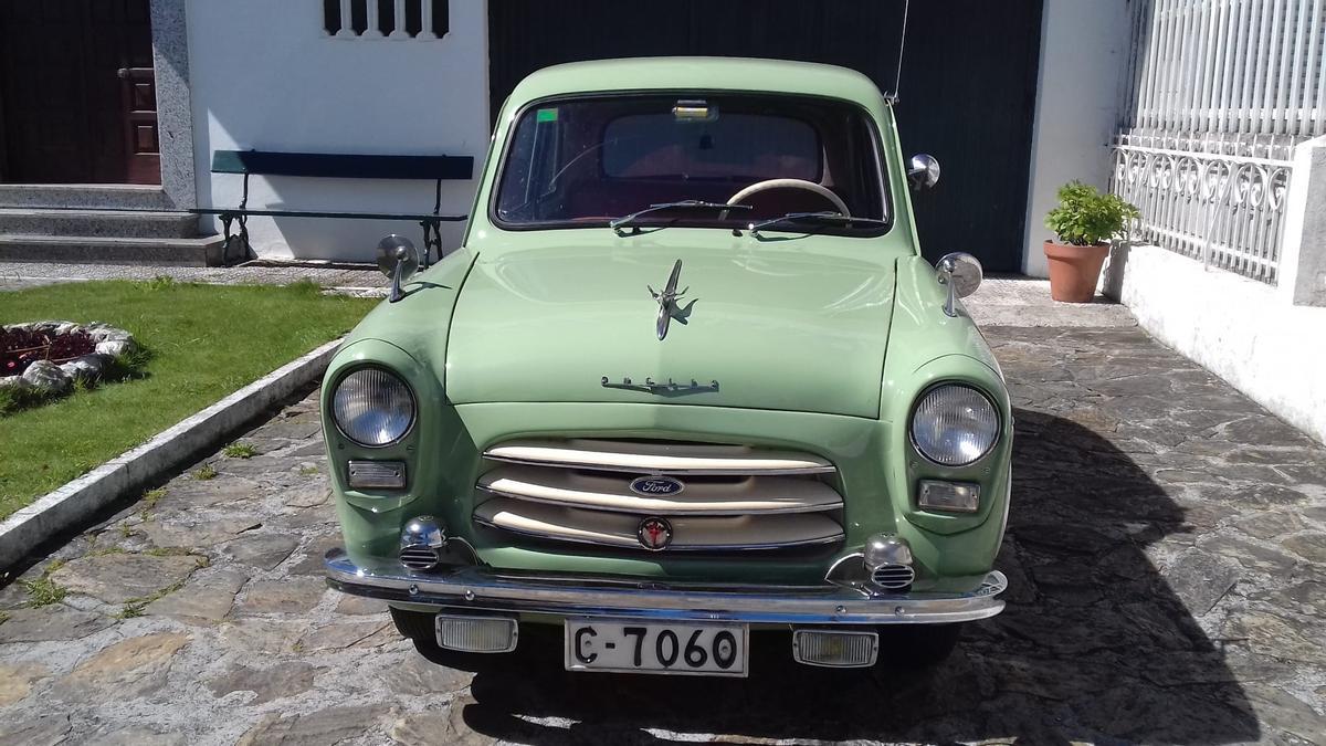 Cesáreo Rey también conserva un Ford Anglia de 1954.