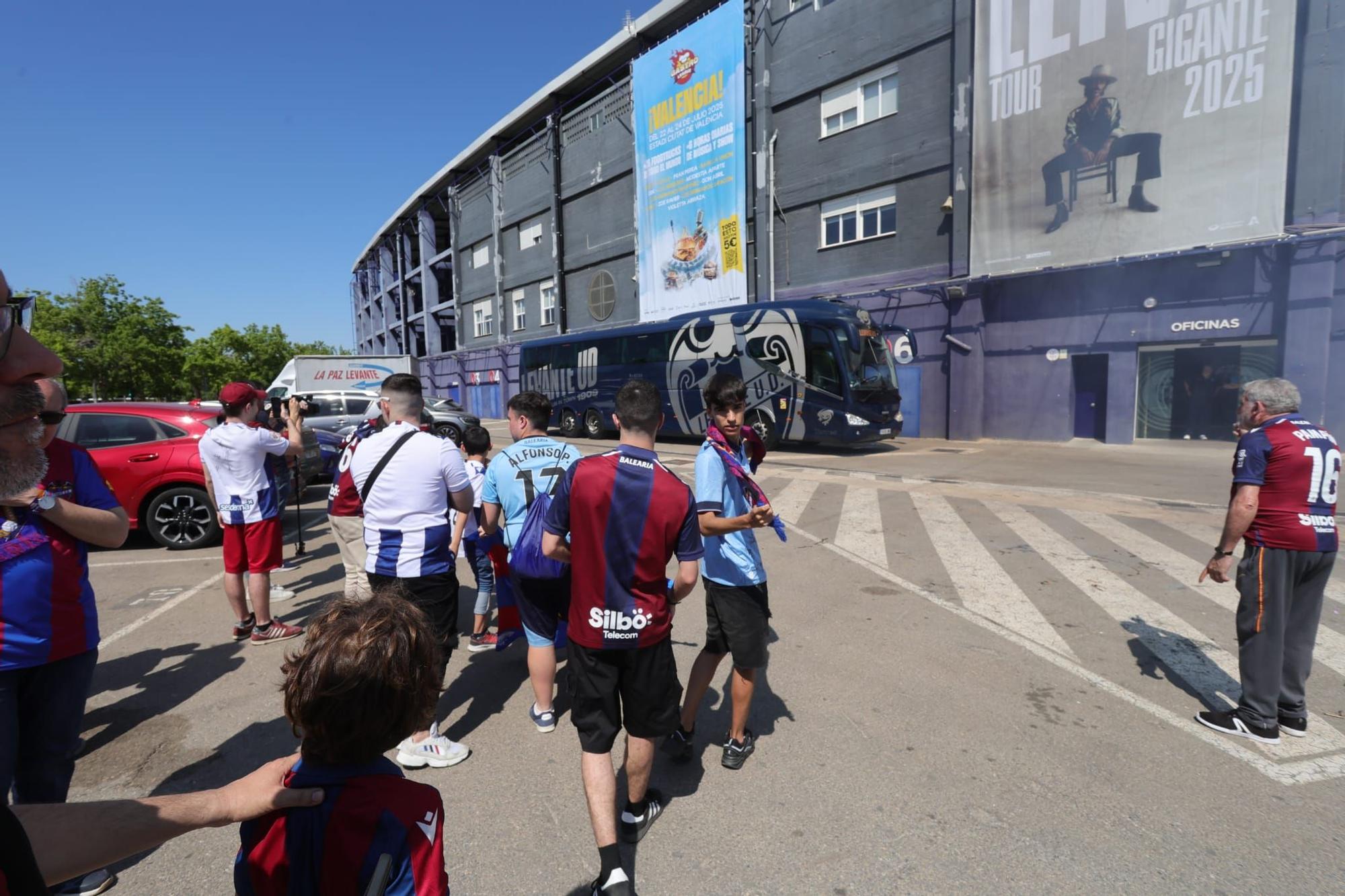 Algunos aficionados desean suerte al Levante UD antes de viajar a Buegos