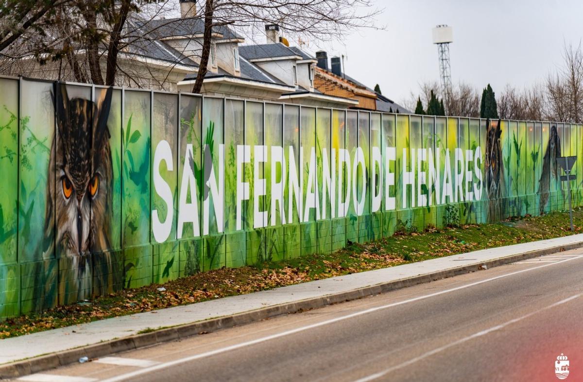 El Ayuntamiento de San Fernando ha decorado las pantallas acústicas de Circunvalación con temas inspirados en la naturaleza.