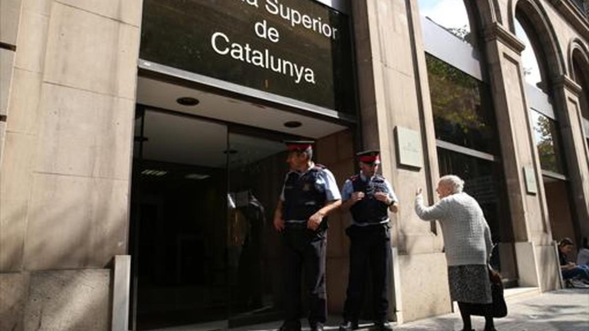 CONTROVERSIA Dos Mossos ante la Fiscalia Superior de Catalunya.