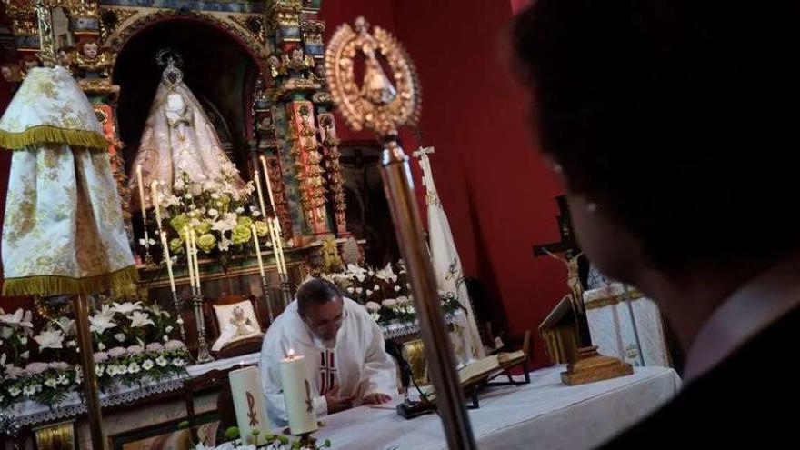 La Virgen de la Peña de Francia preside la ceremonia desde el altar de la ermita.