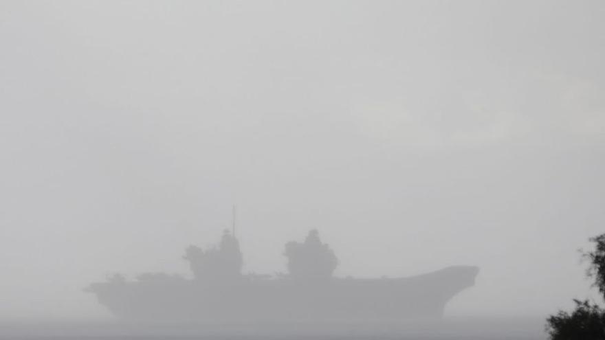 El portaaviones &#039;Queen Elizabeth&#039;, tras una cortina de agua, este jueves, en la bahía de Palma.