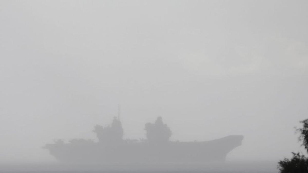 El portaaviones 'Queen Elizabeth', tras una cortina de agua, este jueves, en la bahía de Palma.