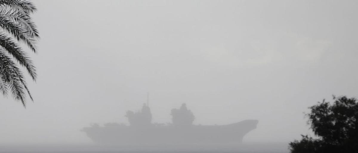 El portaaviones 'Queen Elizabeth', tras una cortina de agua, este jueves, en la bahía de Palma.