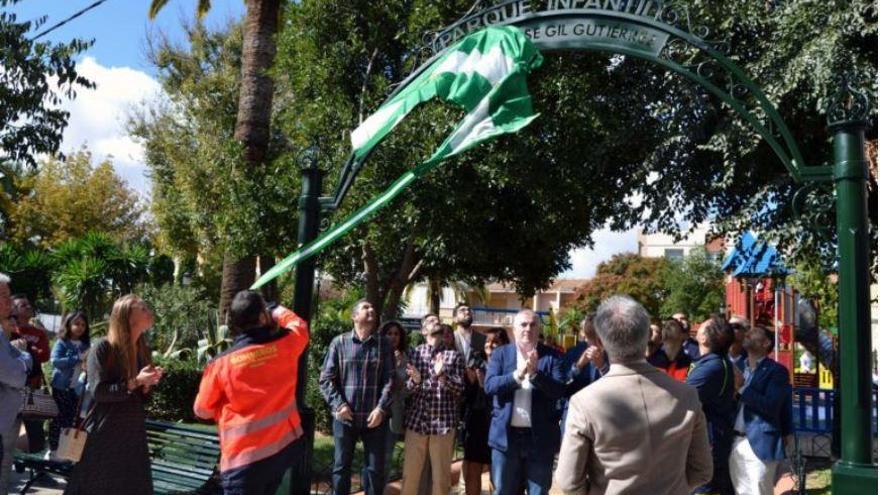 Instante de la inauguración del parque infantil José Gil Gutiérrez, en memoria del bombero fallecido en las inundaciones de octubre de 2018.