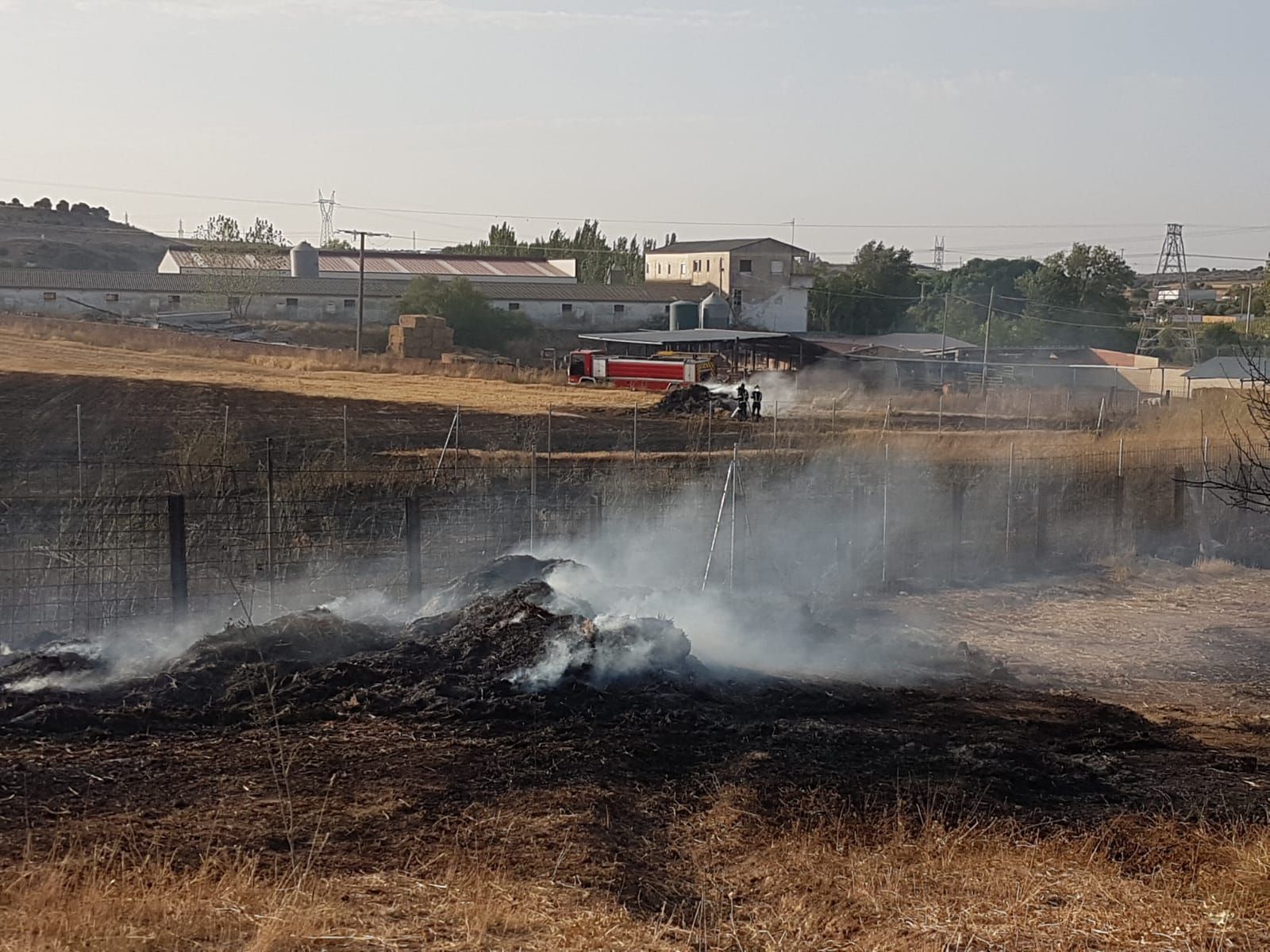 Incendio en una explotación ganadera de la carretera de La Hiniesta