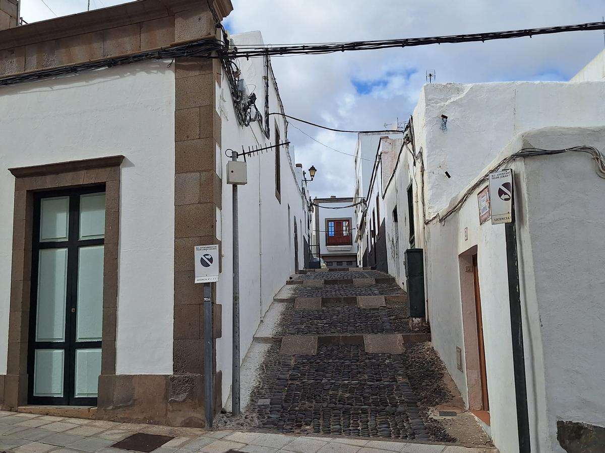 El empedrado de La Montañeta dificulta el traslado de personas mayores a centros sanitarios