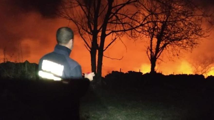 Cantabria pide ayuda a la UME para tratar de sofocar una treintena de incendios