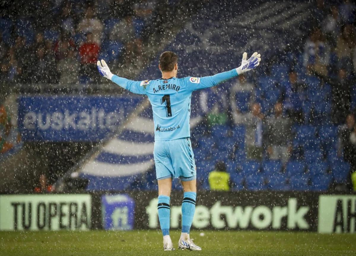 Álex Remiro en un partido con la Real Sociedad