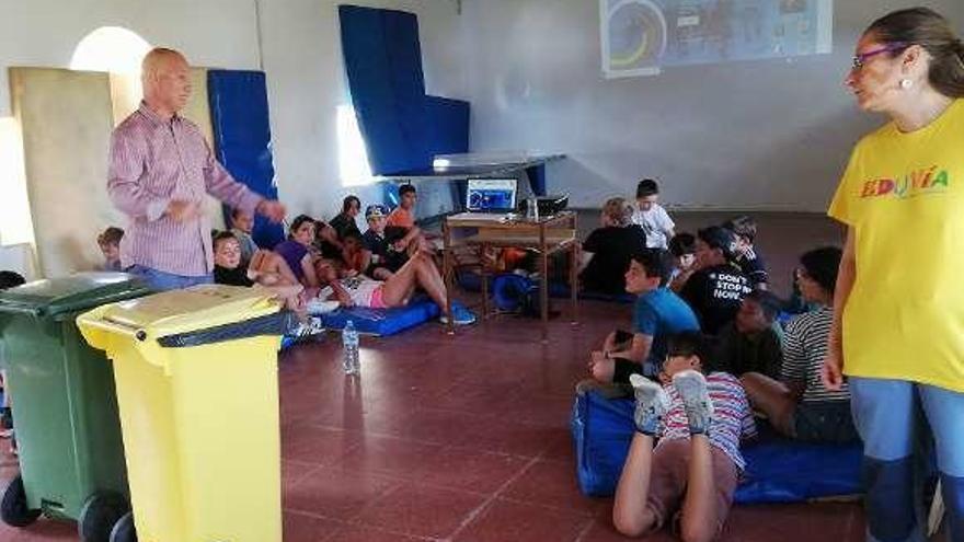 Instante de la charla de García en Ribadeo.