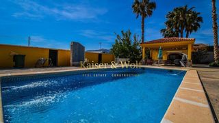 El enorme chalet con piscina y barbacoa en Alicante: siete habitaciones y 500 metros cuadrados