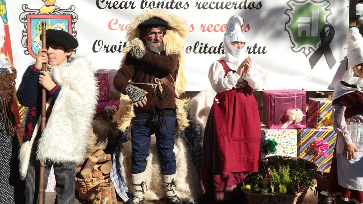 El Olentzero y Mari Domingi esta mañana en Massanassa.
