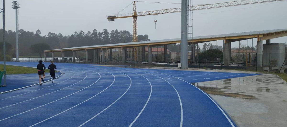 El módulo cubierto de la pista de atletismo va tomando forma.