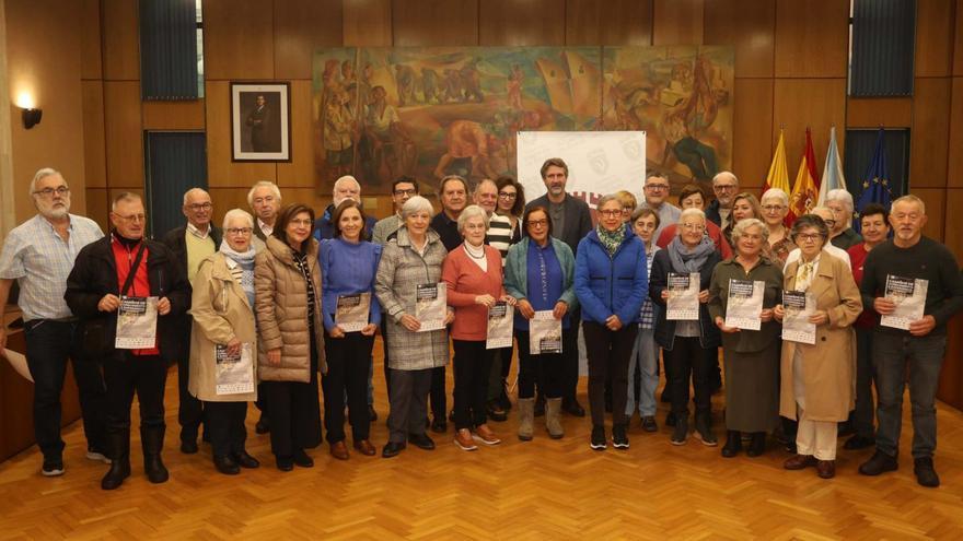 Los graduados en la quinta edición de «Camiños do coñecemento», con el alcalde en el centro. |  N.P.