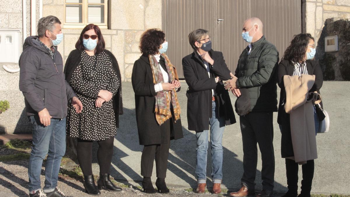 La conselleira de Mar, Rosa Quintana, ayer en Beluso junto a representantes de la corporación de Bueu.