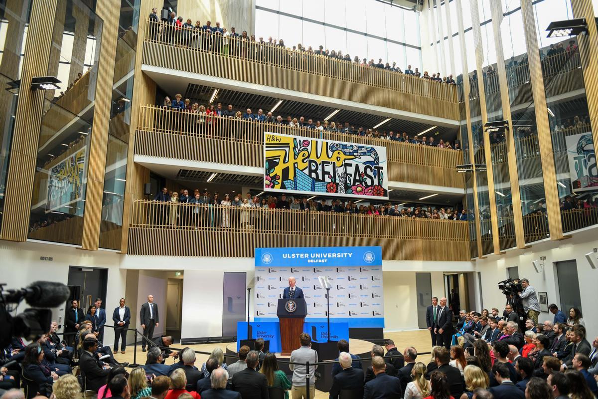  El presidente de los Estados Unidos, Joe Biden pronuncia un discurso en la Universidad de Ulster en Belfast, Irlanda del Norte.