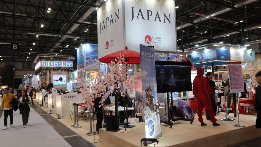 En el estand de Japón no faltaron las flores de cerezo y un ninja vestido de rojo. | FOTOS: JUAN SUÁREZ