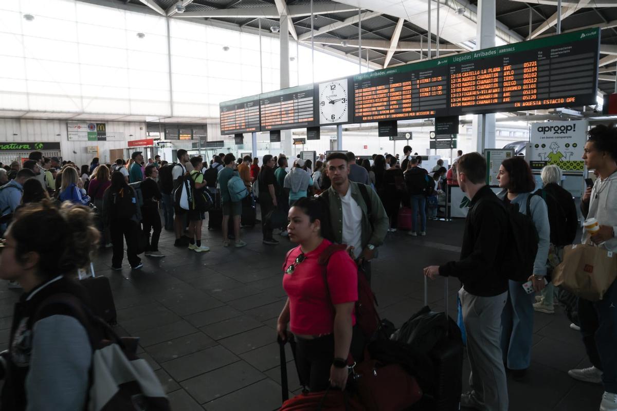 Estación Joaquín Sorolla de València. El robo de cable provoca retrasos puntuales.