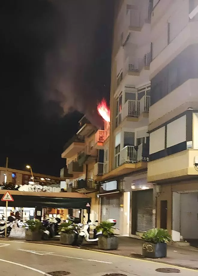 Les imatges de l'incendi d'un pis de Blanes