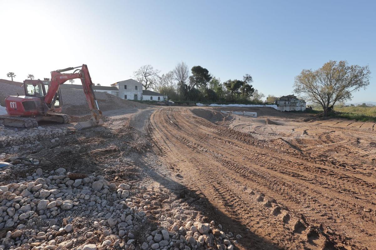Trabajos de construcción de la mota de protección en Algemesí, a pocos metros del barrio del Raval.