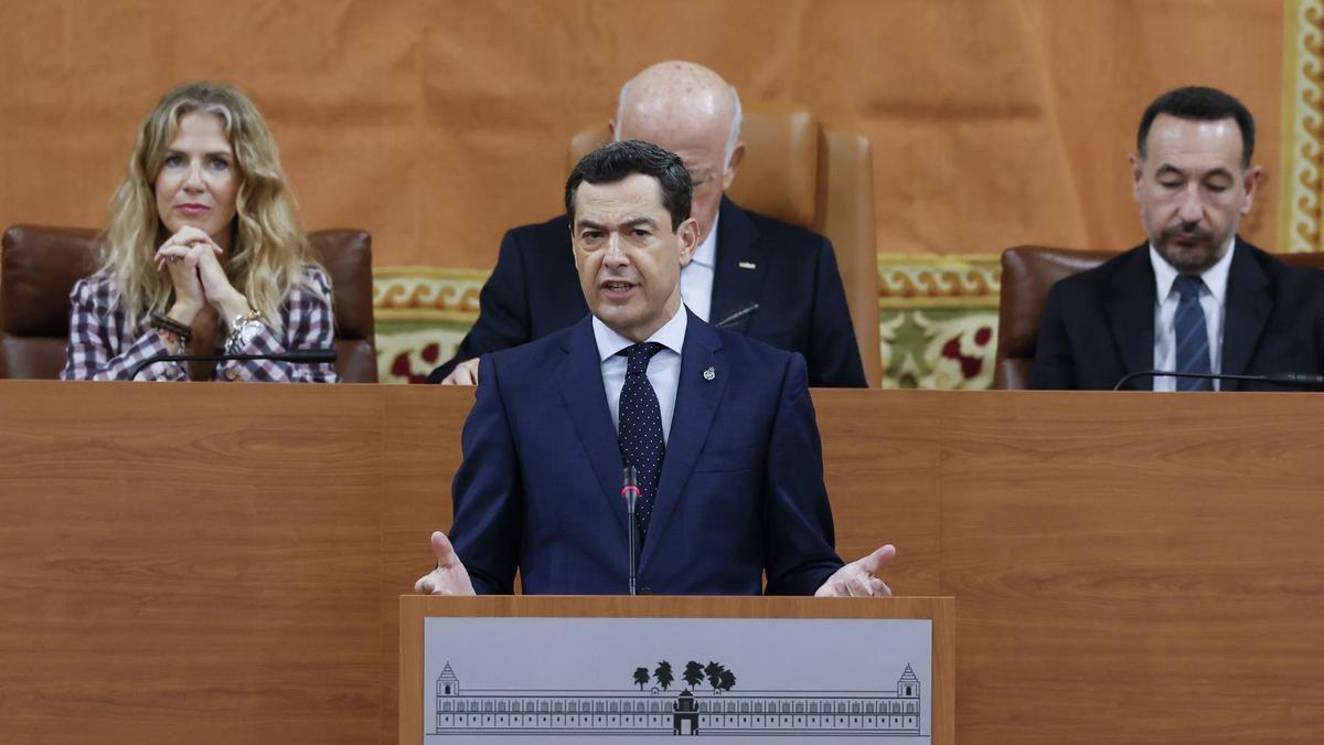 Juanma Moreno pide responsabilidad para no repetir elecciones en Andalucía y evita cualquier alusión a la inmigración en su investidura