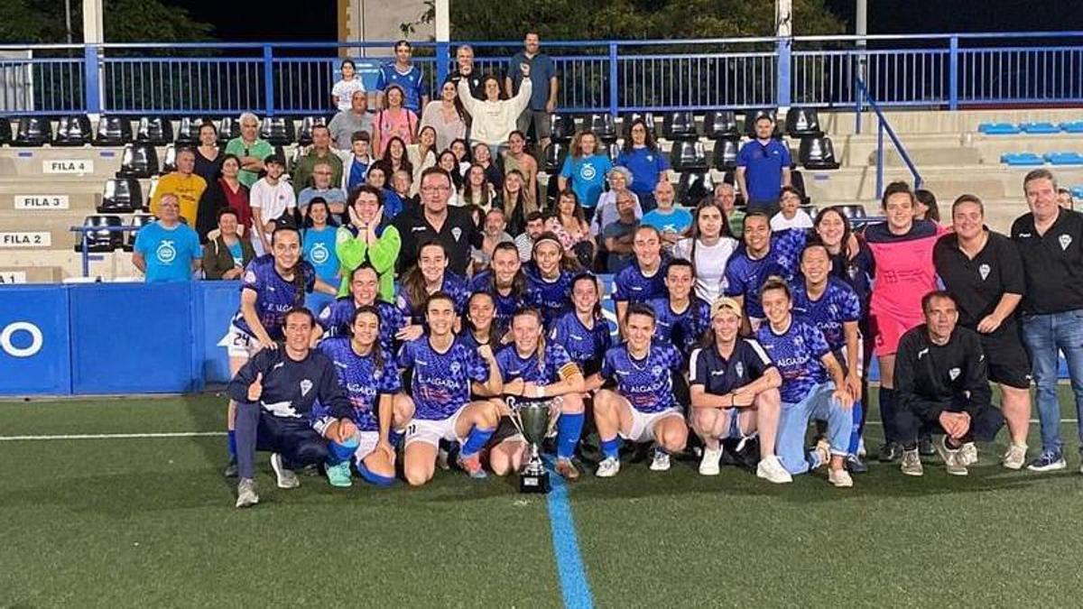 El Algaida femenino posa tras lograr la Supercopa Autonómica.