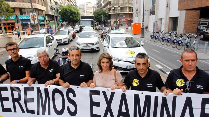 Una manifestación de coches de autoescuelas colapsa los accesos al centro de València