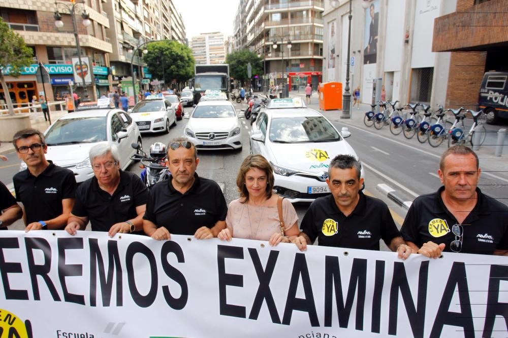 Manifestación de autoescuelas en València