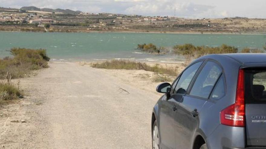 Imagen de la carretera cortada por el agua en la zona de Lo Rufete de San Miguel. Al fondo, en línea recta, Torremendo.