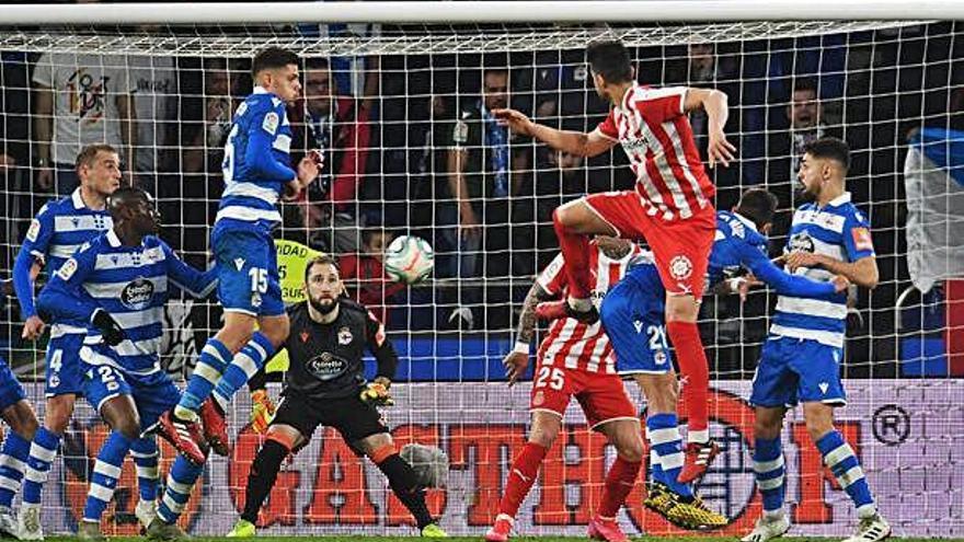 Dani Giménez, bajo palos durante el partido contra el Girona disputado en Riazor.