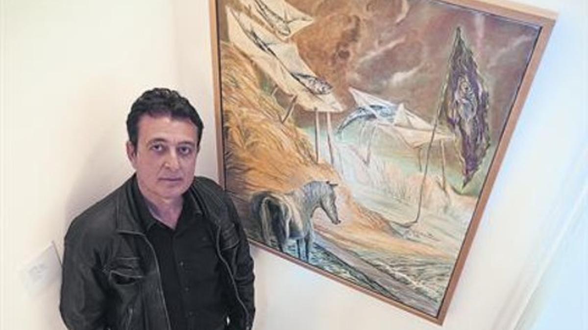 CREATIVO 3 A la izquierda, García, ayer, en la Taché Gallery junto a una de sus pinturas. A la derecha, dos de las creaciones del músico expuestas.