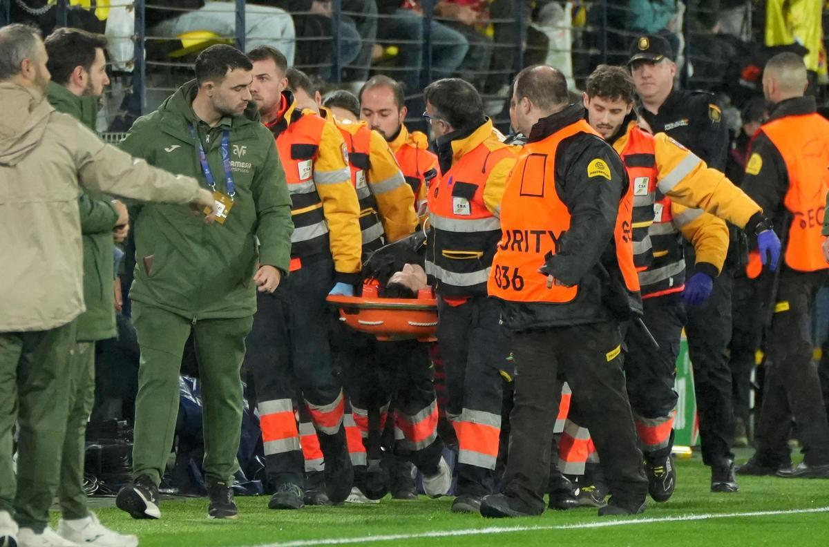 Intervención de los servicios sanitarios, que tuvieron que asistir a un empleado de seguridad que se sintió indispuesto en el Villarreal-Ajax.