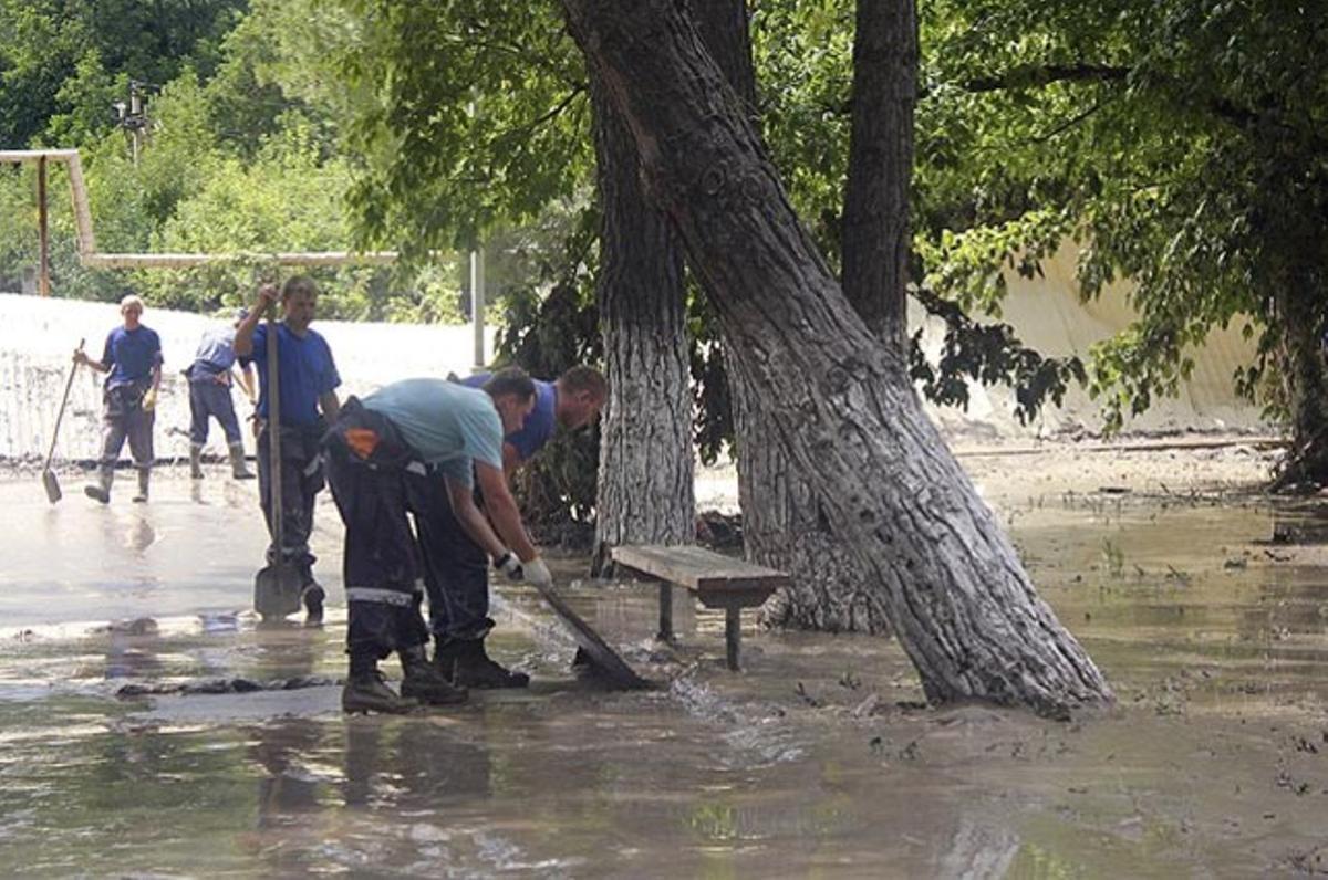 Fotografia facilitada per l’oficina de premsa del Ministeri de Situacions d’Emergències rus, d’empleats dels serveis de rescat treballant als carrers inundats de la localitat Novomijáilovski, a la província de Tuapinsk, a Krasnodar, al sud de Rússia. L’aigua ha entrat en més de 600 vivendes de la localitat turística en el litoral del mar Negre i ha deixat més de 1.800 damnificats, segons la Fiscalia general.