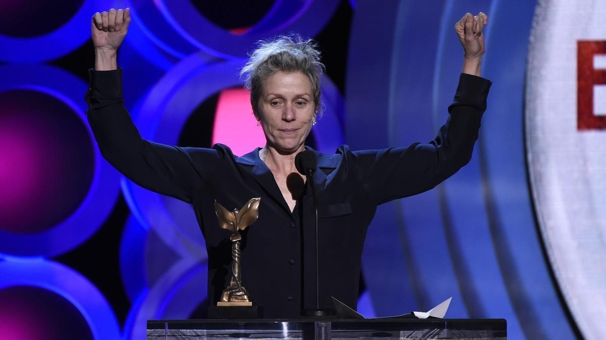 fcasals42386179 frances mcdormand accepts the award for best female lead for180304165936