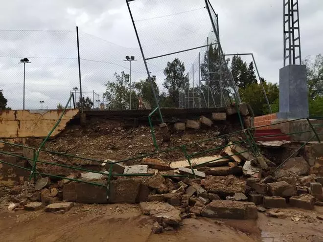 Las lluvias derriban una parte de la zona de grada del polideportivo de Agost