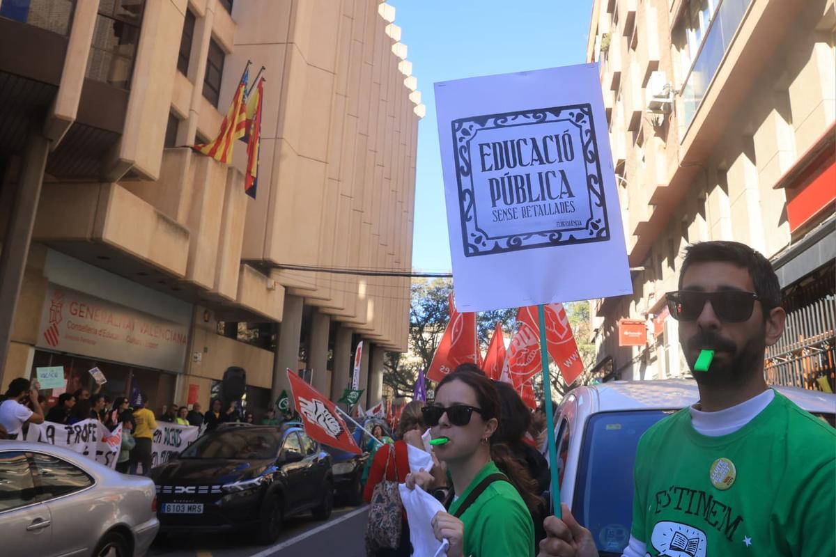 Los profesores se concentran en Alicante para reclamar mejoras en la educación pública