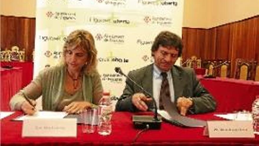 Marta Feliu (esquerra) formalitzant l&#039;acord amb el director de Trànsit.