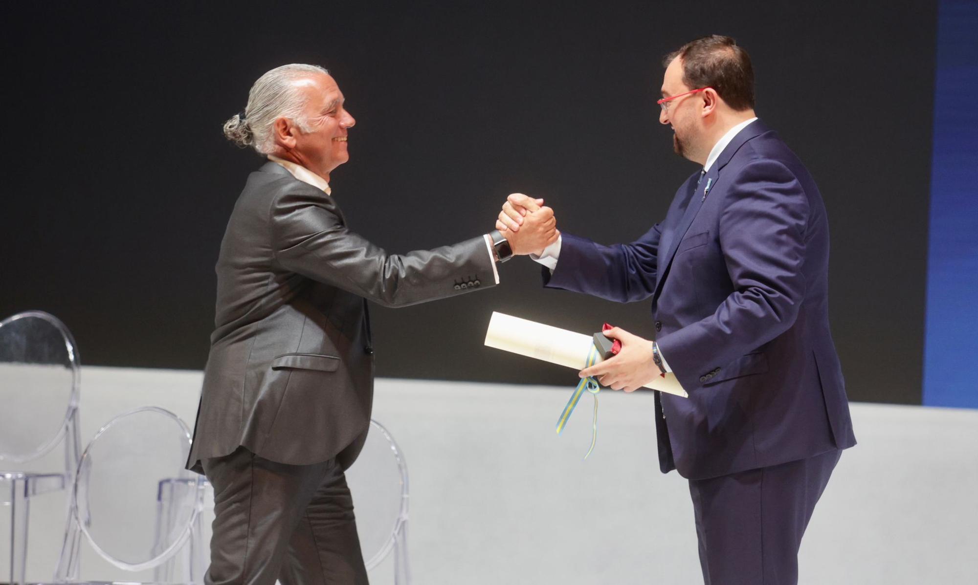 EN IMÁGENES: El acto en Oviedo de entrega de Medallas y distinciones de Asturias