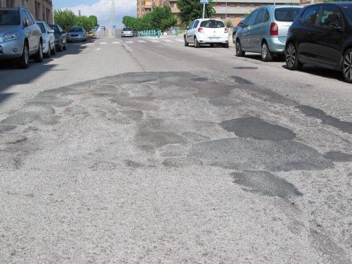 Ferm malmès a la zona on transiten els vehicles del carrer de Maria Aurèlia Capmany.