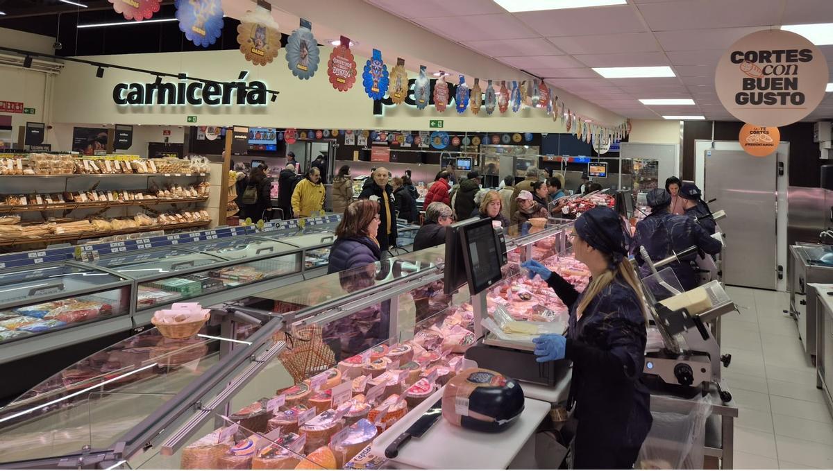 Charcutería y carnicería del supermercado de la calle República Arxentina.