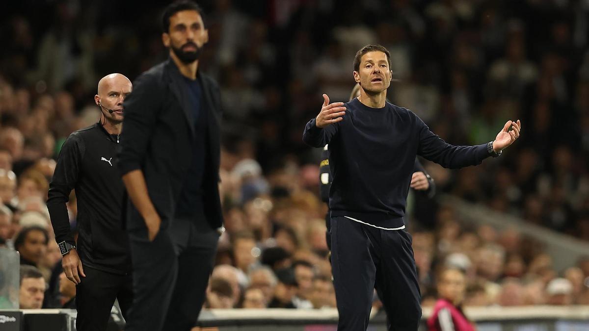 Álvaro Arbeloa y Xabi Alonso en el Fulham-Chelsea de este lunes.