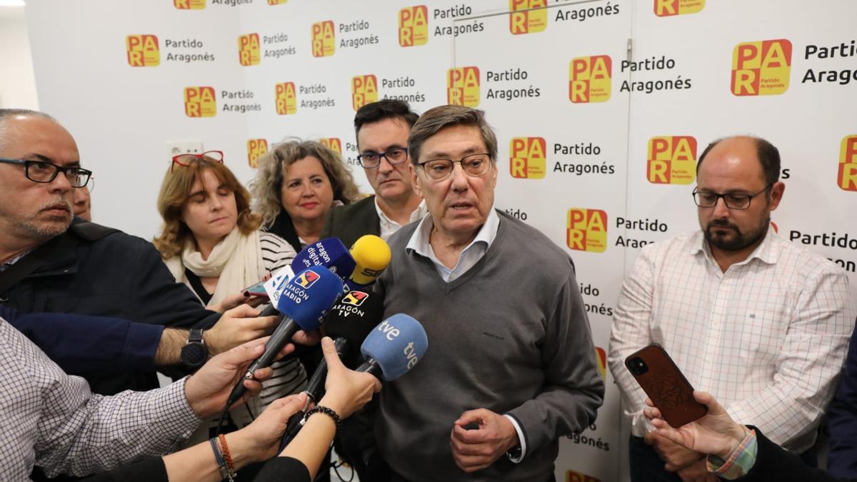 El presidente del PAR, Arturo Aliaga, ha anunciado ante los medios la convocatoria de un congreso extraordinario.